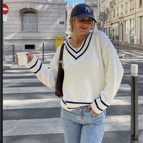 Abercrombie & Fitch White V-Neck Sweater with Black Trim - Picture 5 of 7